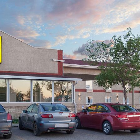 Super 8 By Wyndham Brandon Mb Motell Exteriör bild