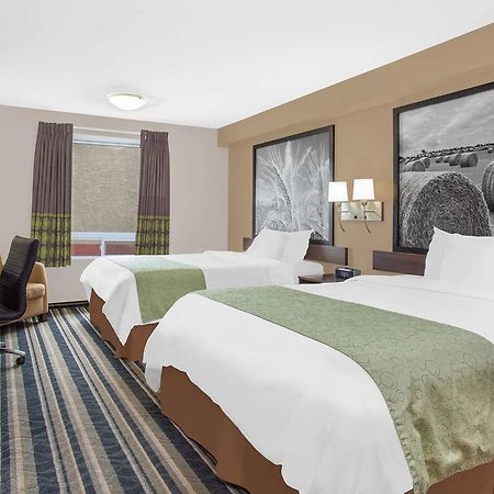 Super 8 By Wyndham Brandon Mb Motell Exteriör bild