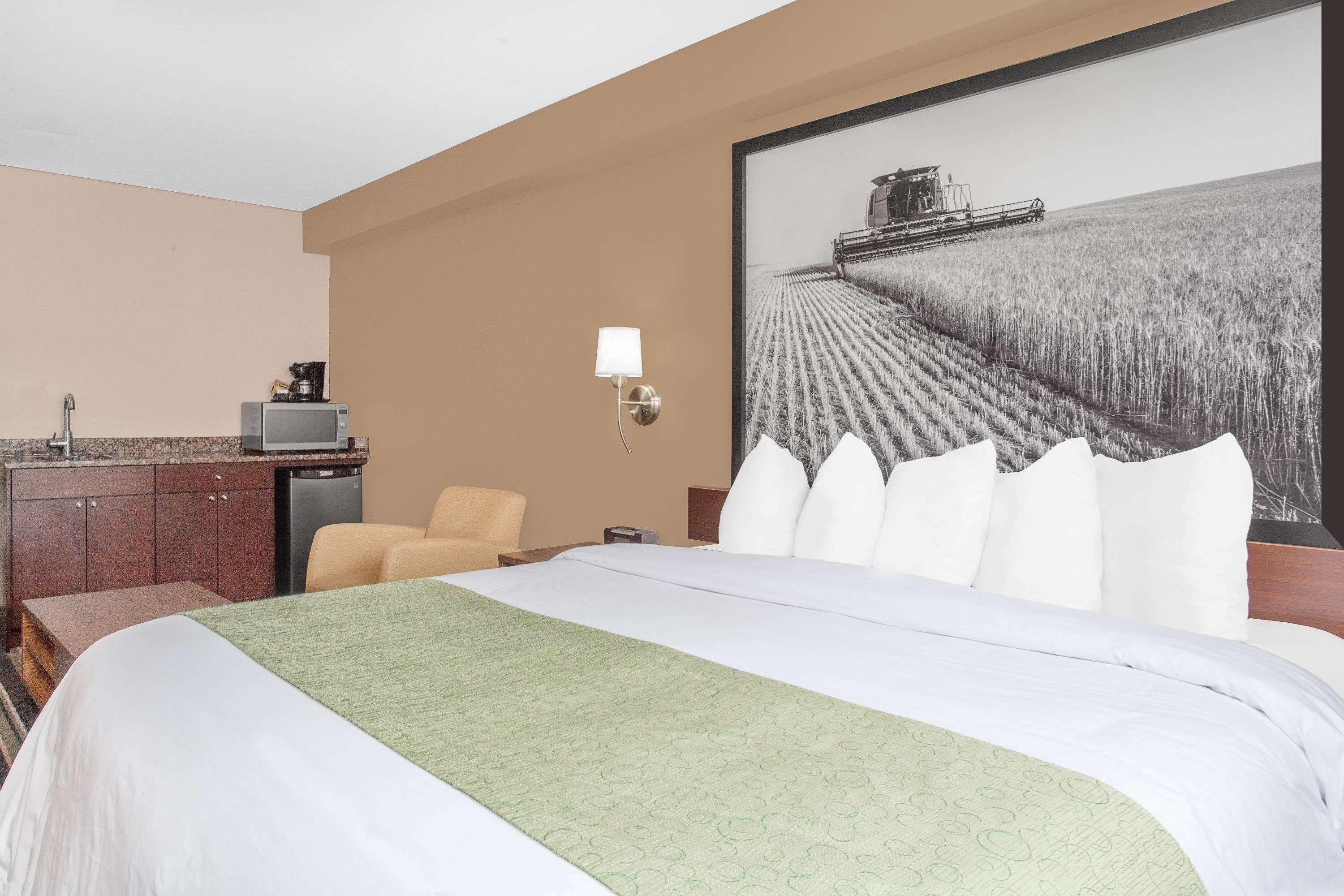 Super 8 By Wyndham Brandon Mb Motell Exteriör bild