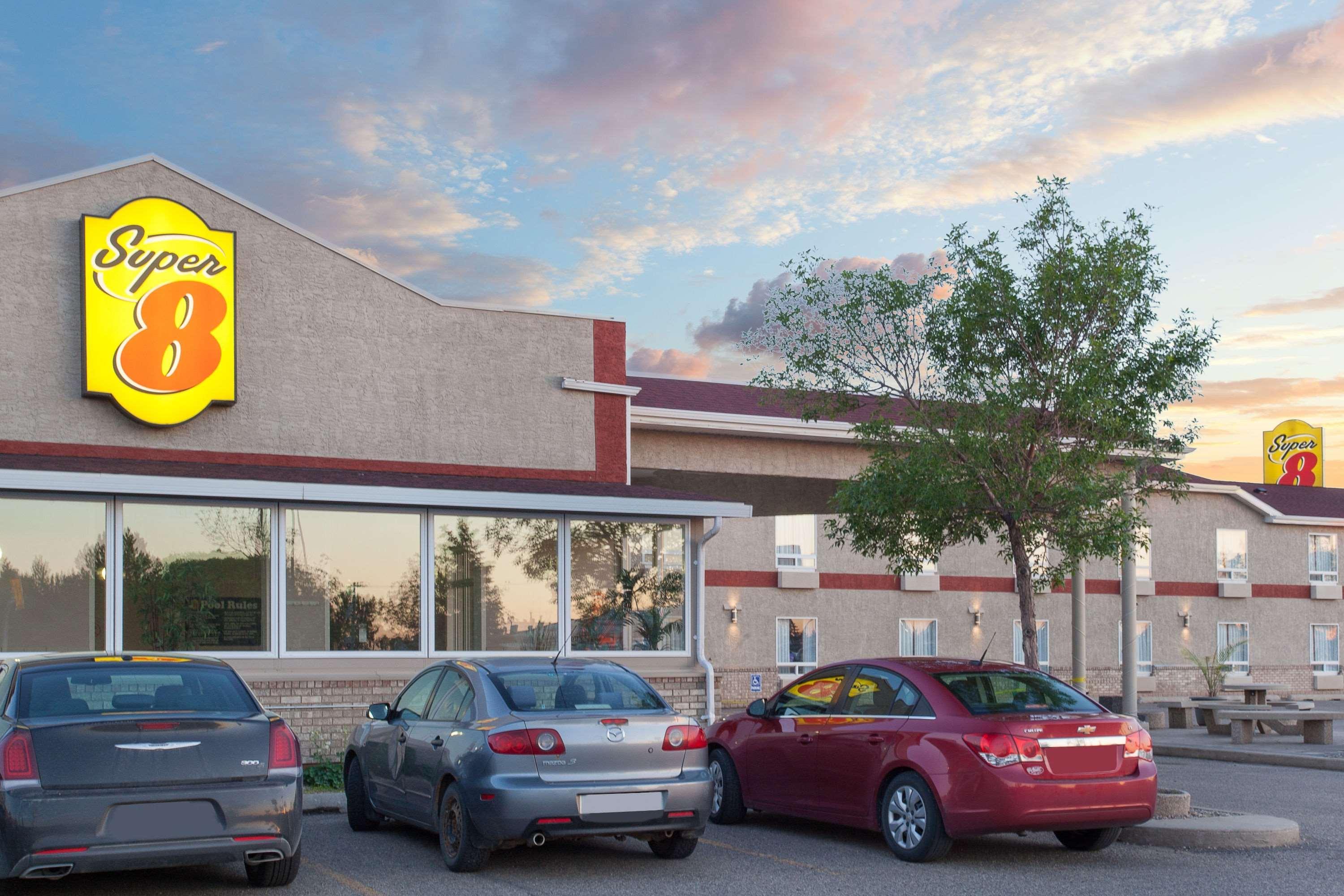 Super 8 By Wyndham Brandon Mb Motell Exteriör bild